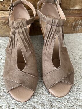 Source Unknown Taupe Suede T-Strap Wedge Sandals